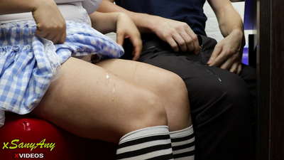 Une jeune écolière se branlant sur un camarade de classe pendant son travail à domicile-xsanyAny