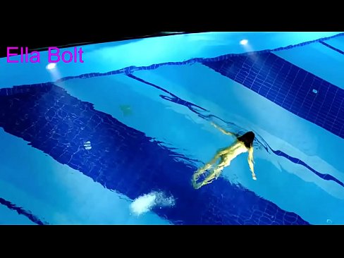 ❤️ Je ne peux pas m'arrêter de regarder, jeune blonde prise en train de nager nue dans la piscine de la station ELLA BOLT. Porno vk at fr.assistirhentai.ru